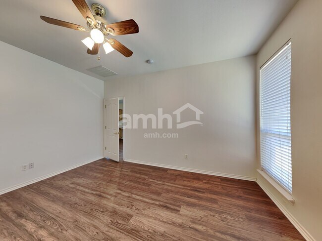 Building Photo - 10613 Big Oak Dr