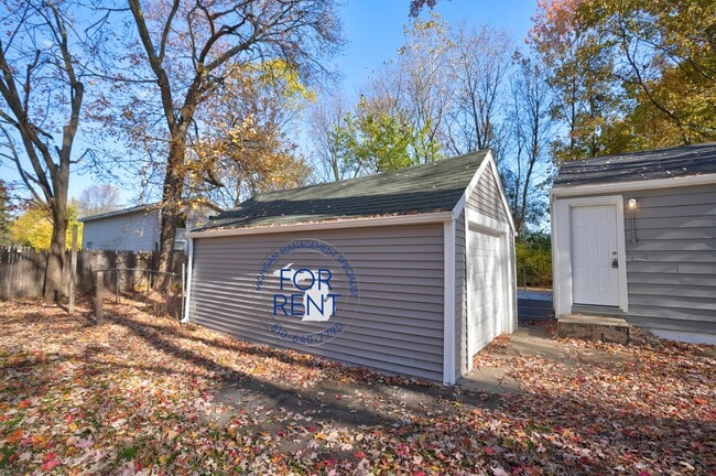 Building Photo - 2429 Lincoln Manor Dr