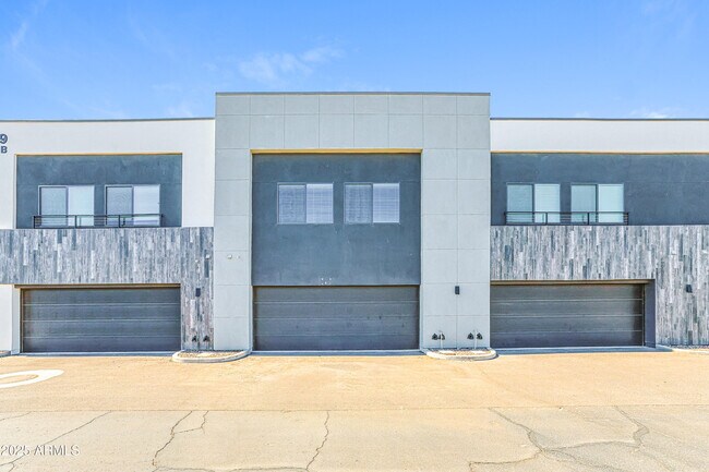 Building Photo - 1119 S Stapley Dr