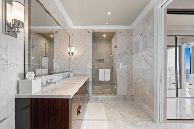 Building Photo - 15701 Collins Ave