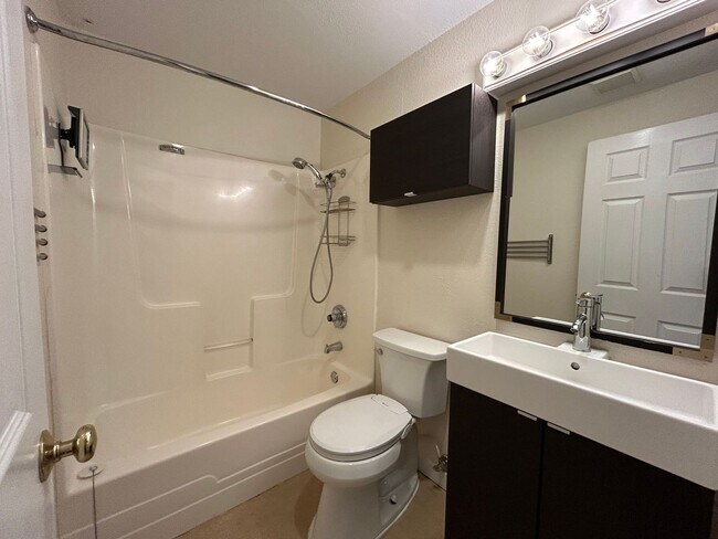 Building Photo - New Appliances, Carpet & Paint 2 Bed 1.5 B...