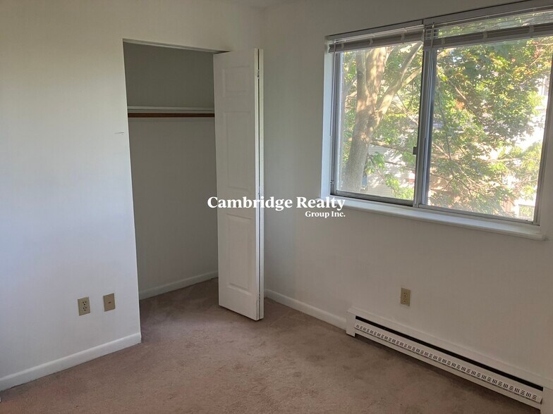 Building Photo - 42 Belmont St