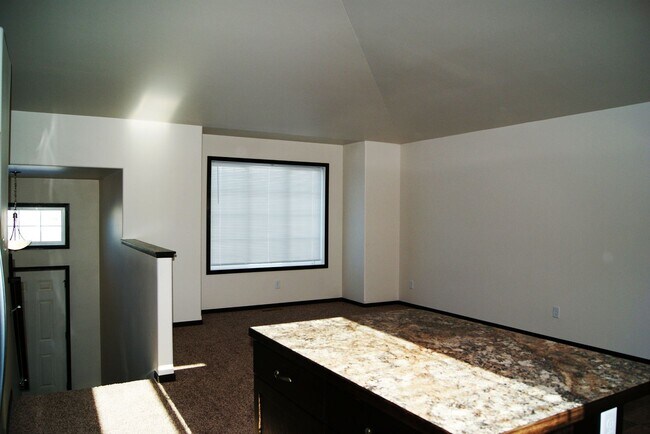 Building Photo - 4 Bed 3 Bath Single Family Home