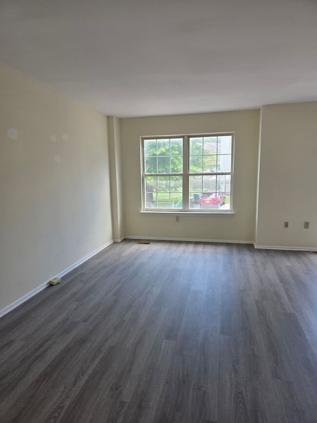 Building Photo - 13 Farland Way