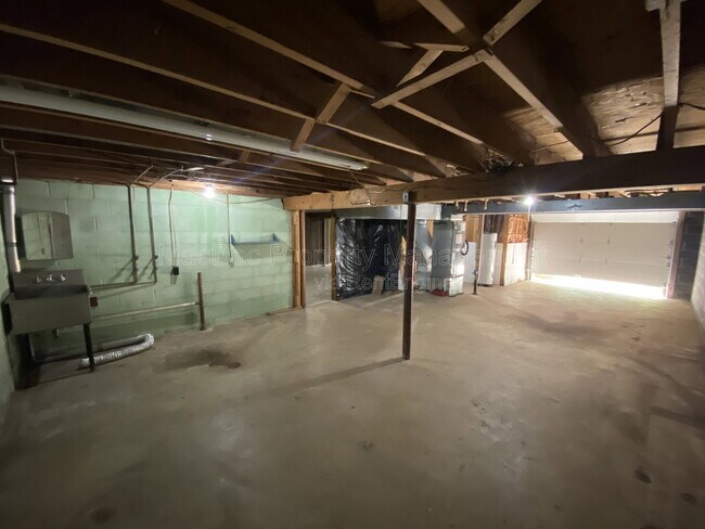 Building Photo - 219 Bells Hill Rd