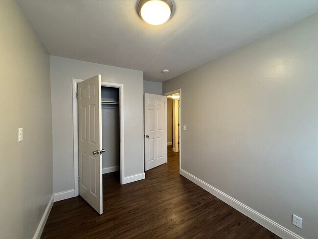 Building Photo - 2422 W Savannah St