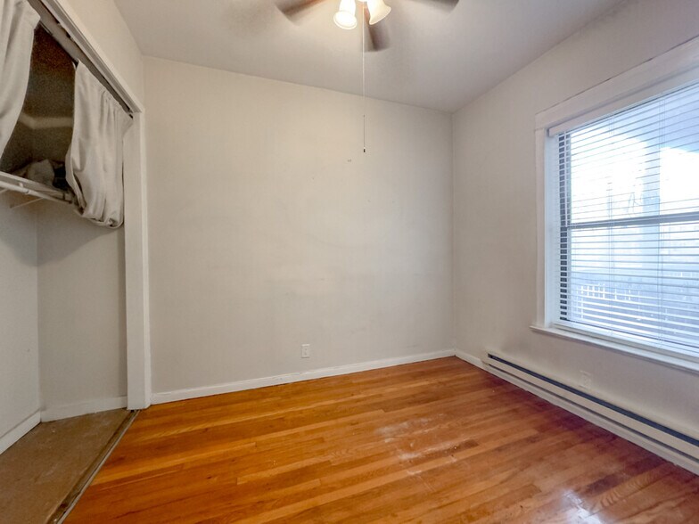 Building Photo - 917 W Waveland Ave