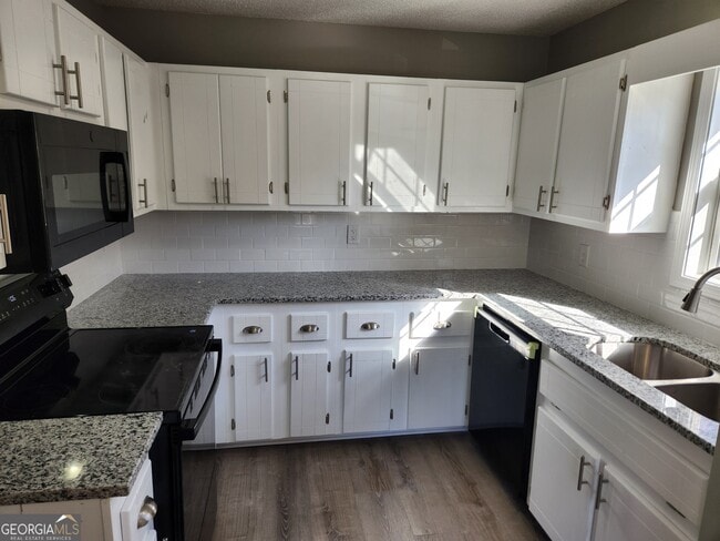 Building Photo - 75 Klassing St SW