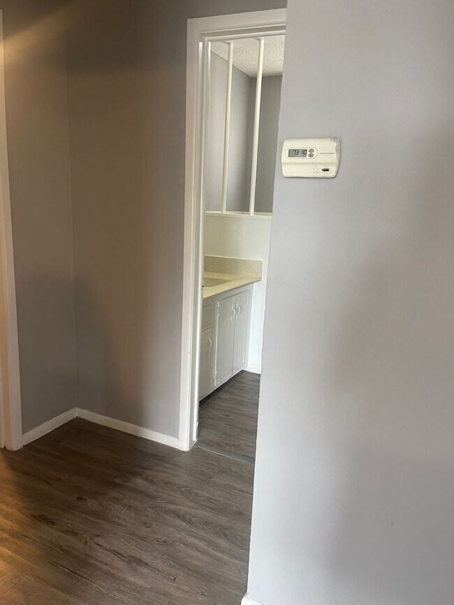Building Photo - Move in Special! $200 off First Month! Adorable 2 Bedroom with 2 Car Garage Close to Hospitals an...