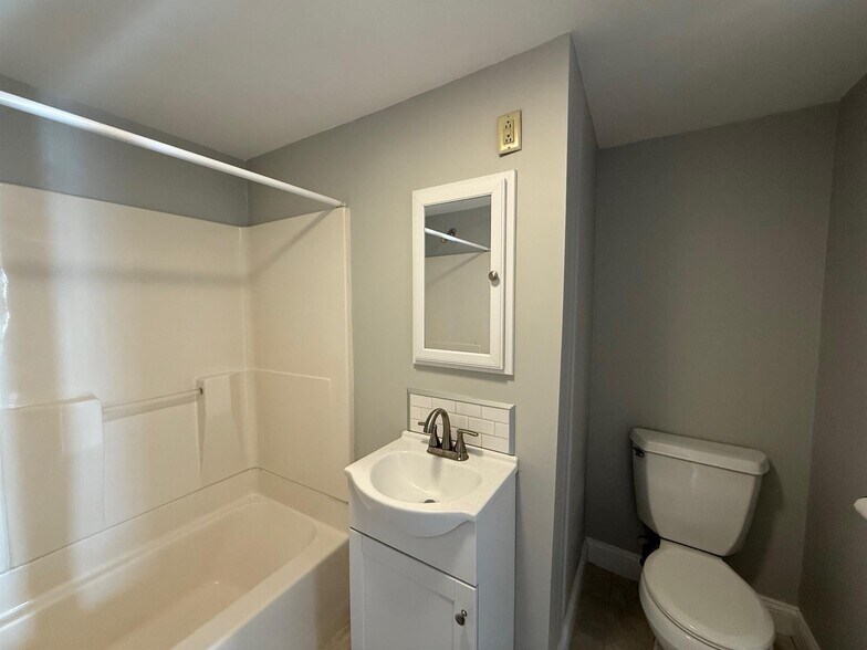 Building Photo - 9 Stevens St