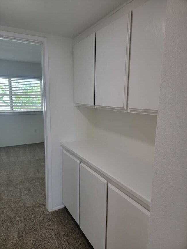 Building Photo - 2 BR / 2 BA Condo with Spectacular Views Near Patrick Henry High School