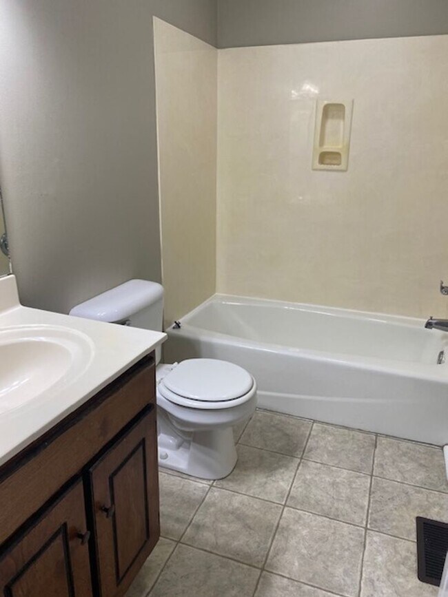 Building Photo - 2 Bedroom 1.5 Bath townhouse