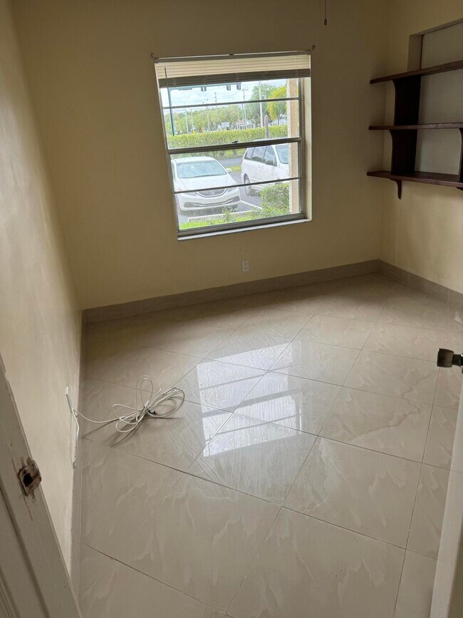 Building Photo - 9921 Three Lakes Cir