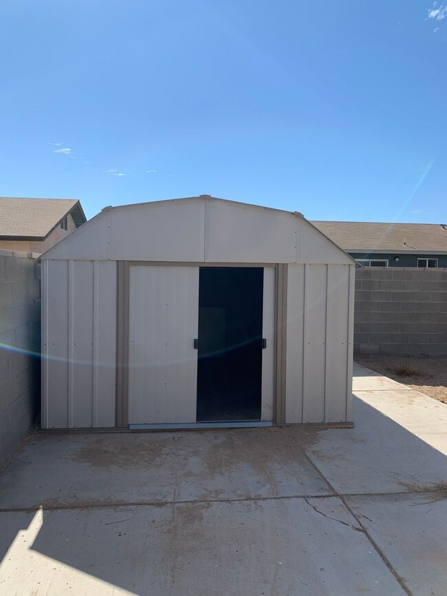 Building Photo - 3 BEDROOM HOME!
