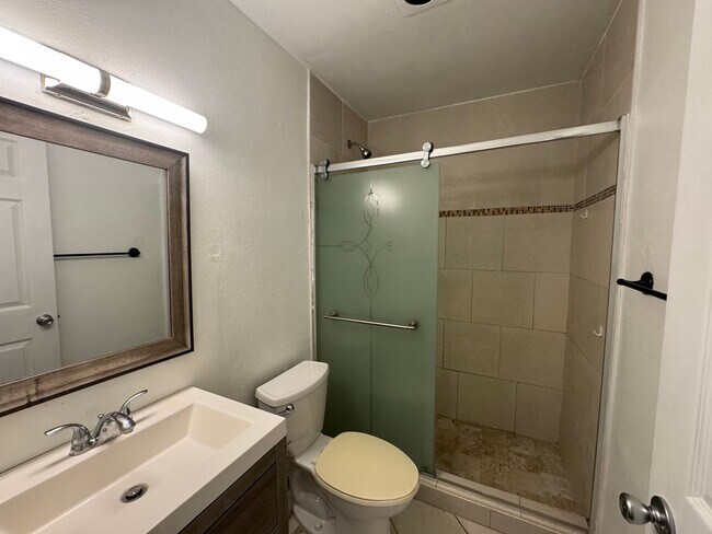 Building Photo - Lovely 2 Bedroom, 1.5 Bathroom Home in Orlando! Minutes from Top Attractions!! (Water Included!)