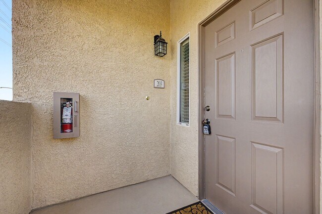 Building Photo - 2 BEDROOM CONDO WITH MOUNTAIN VIEWS!