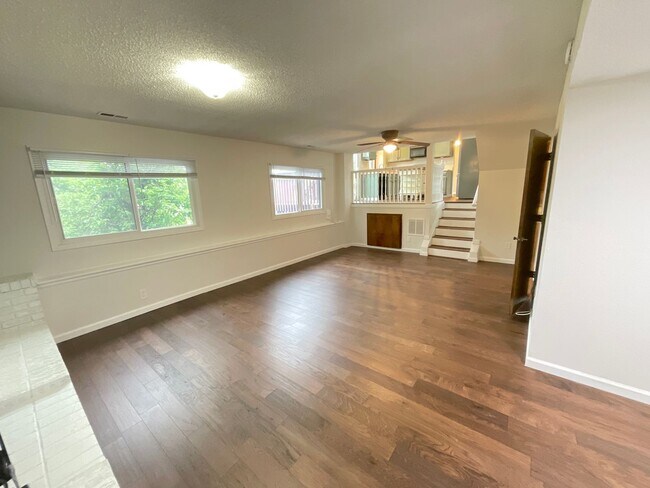 Building Photo - 3 Bedroom Home Available Near Research Pkw...