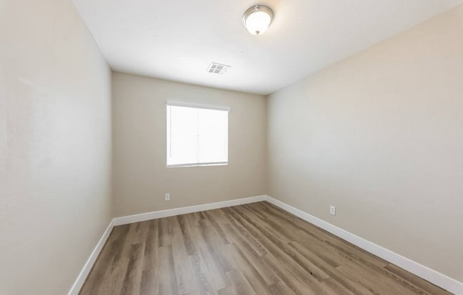 Building Photo - 2243 W Roeser Rd