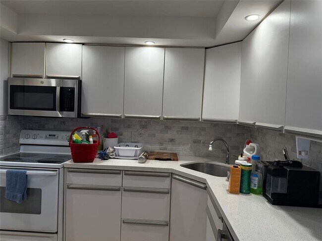 Building Photo - 305 N Pompano Beach Blvd