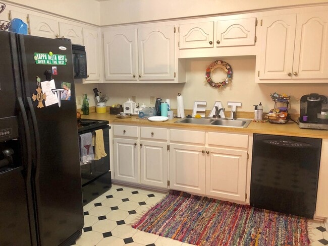 Building Photo - Cute cottage next to campus!