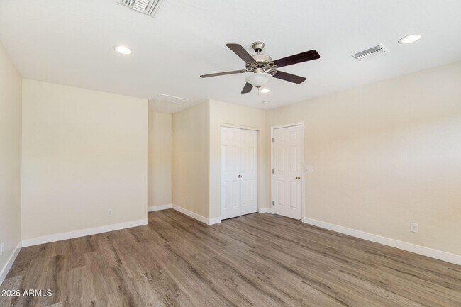 Building Photo - 5002 E Mitchell Dr