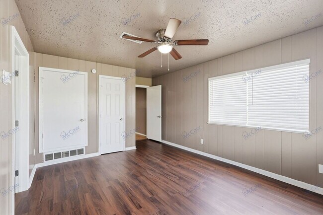 Building Photo - 3130 S Llewellyn Ave