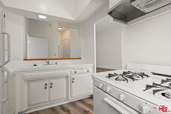 Building Photo - 10657 Holman Ave