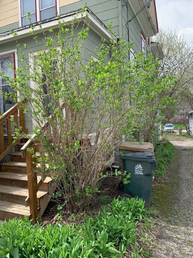 Building Photo - 418 S Orchard St