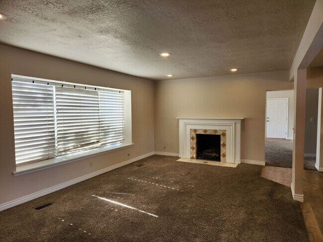 Building Photo - Spacious 5 Bd 2.5 Bath Home in Millcreek