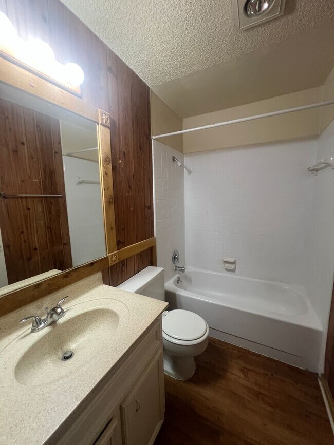 Building Photo - 2/1 with Carport / Fridge / No Carpet /Gas...