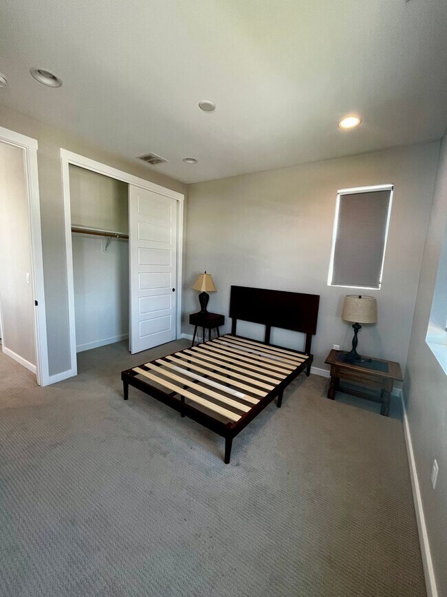 Building Photo - Modern 3-Bedroom Home Close to Gallatin Co...