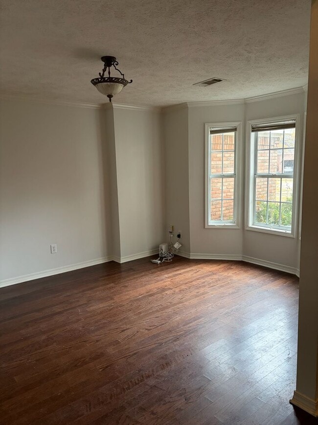 Building Photo - 2 story 3 bed/ 2.5 bath home