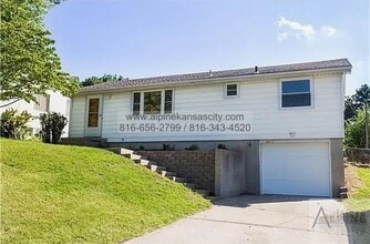 Building Photo - Ranch Home Near Gladstone!