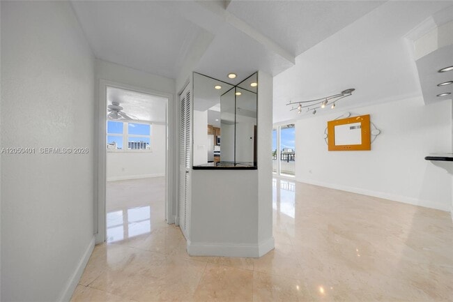 Building Photo - 720 Collins Ave