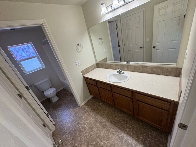 Building Photo - (GAR) 3 Bed/ 3 Bath