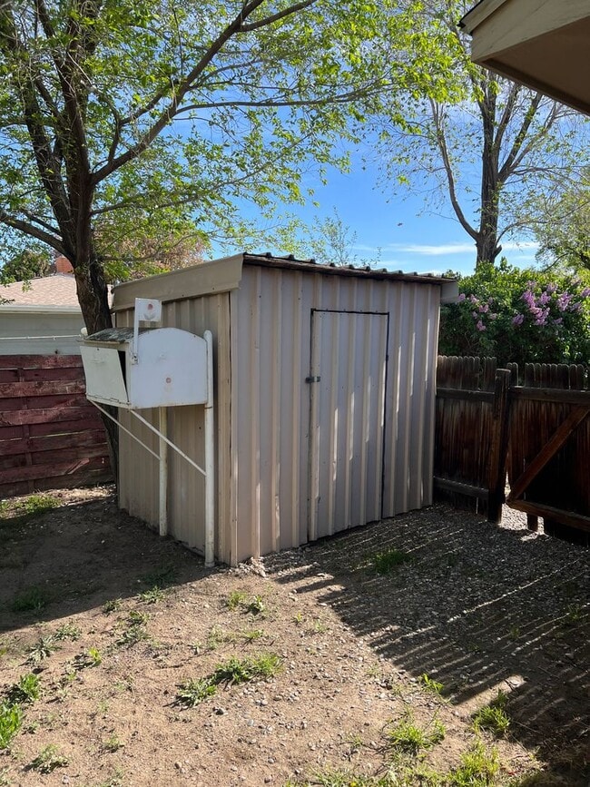 Building Photo - 3 Bed 2 Bath House with Attached 2 Car Garage & Trailer Parking