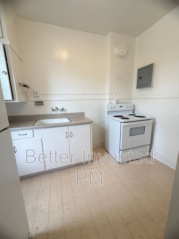 Building Photo - 526 B St