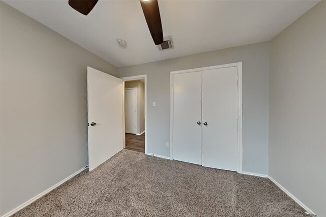 Building Photo - 2039 Greencrest Dr