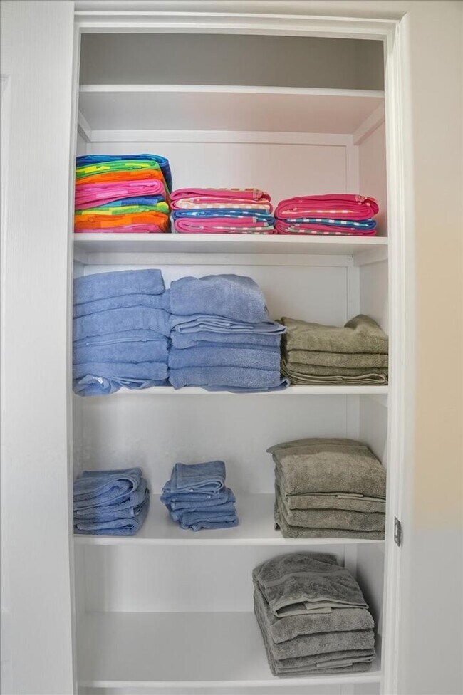 Building Photo - 1909 E Coral Tree Dr