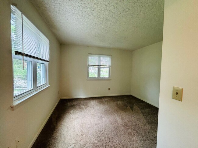 Building Photo - 1315C Henry Ln