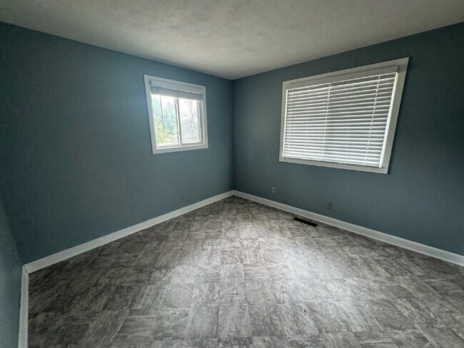 Building Photo - Spacious 4-Bed, 3-Bath Gem on Regent Ave - Your Dream Home Awaits in Brooklyn Park