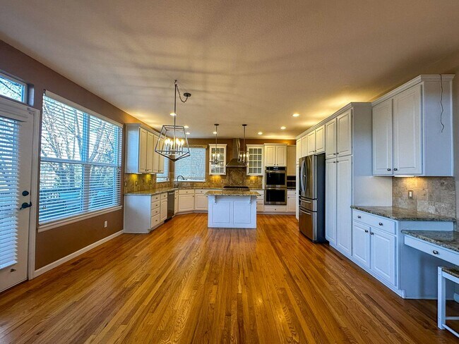 Building Photo - Luxurious Castle Pine living awaits!