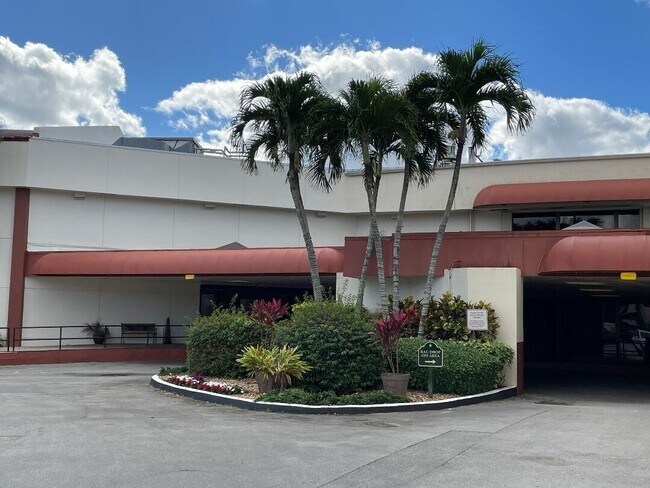 Building Photo - 9923 S Hollybrook Lake Dr
