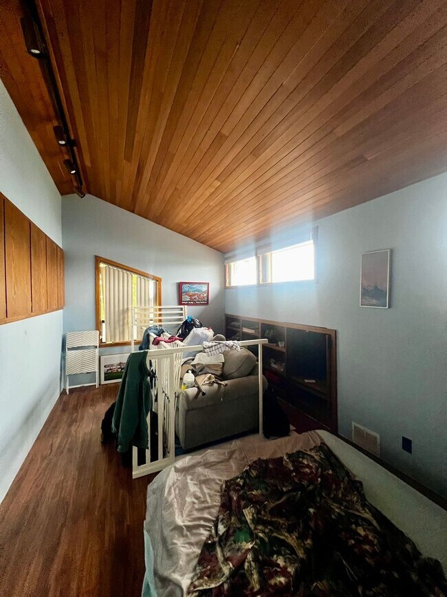 Building Photo - 4079 Saltspring Dr