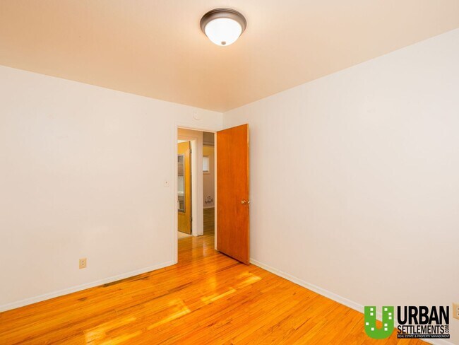 Building Photo - Charming 3+ Bedroom Home in the Coveted Co...