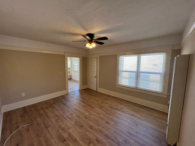 Building Photo - Upper Spacious Bankers Hill Unit!