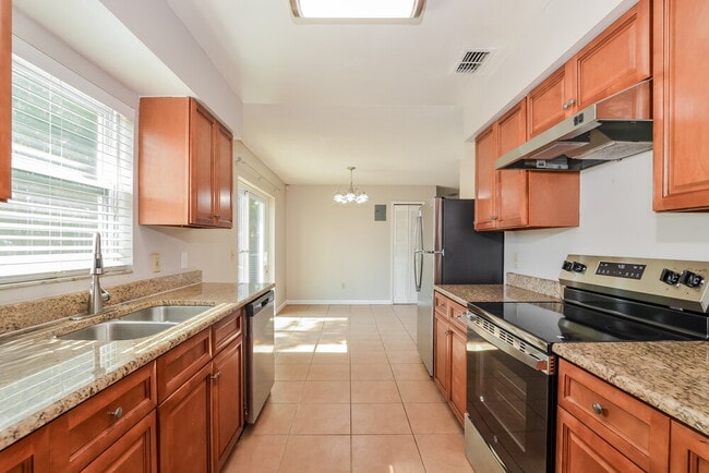 Building Photo - 206 Yale Dr