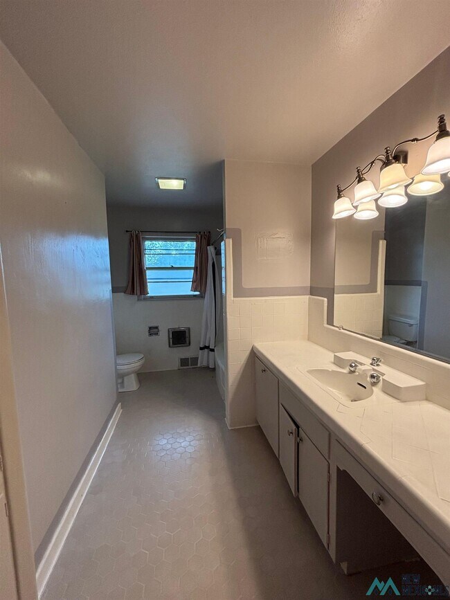 Building Photo - 1420 E 21st St