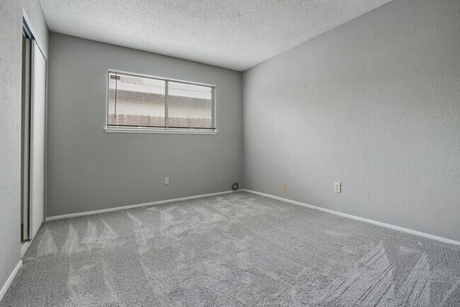 Building Photo - Beautiful duplex locate in Sacramento!
