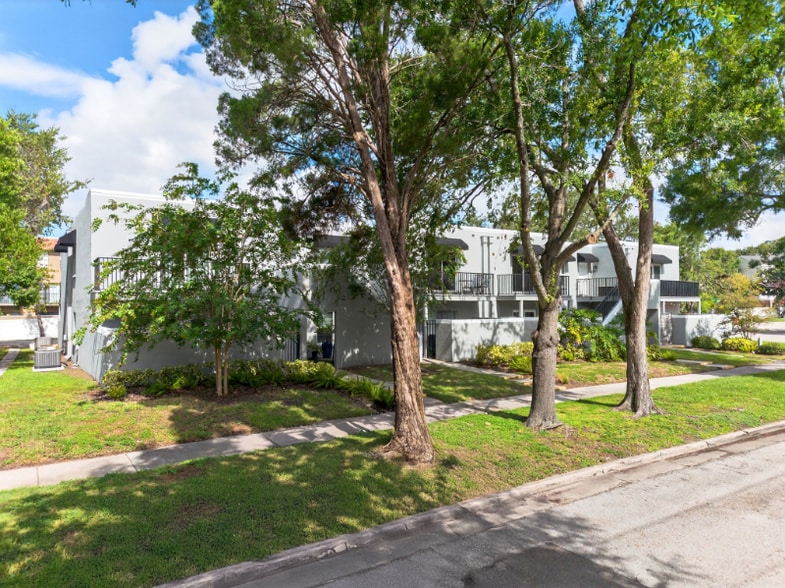 Building Photo - 201 S Arrawana Ave